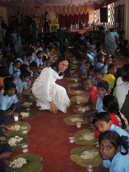 Marilyn Tam-Feeding_chlldren_in_india-lots-of-reasons-for-giving-thanks-450x600